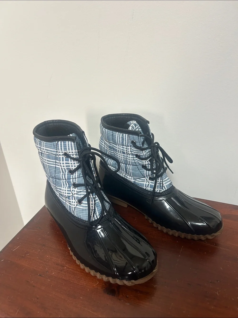 Women’s Black and Blue Plaid Lace-Up Duck Boots size 7